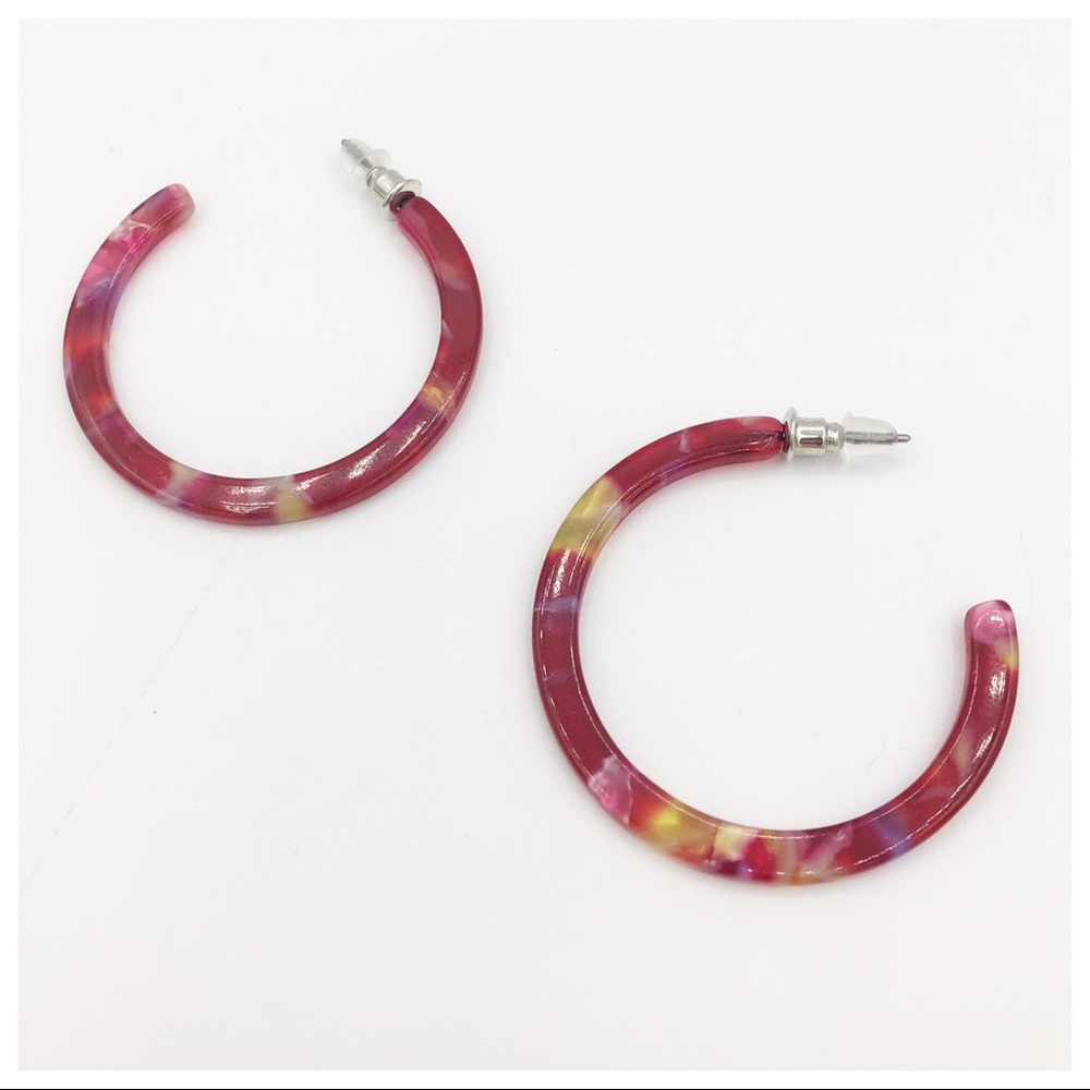 RED ACRYLIC LIGHTWEIGHT HOOP EARRINGS - Picture 4 of 8